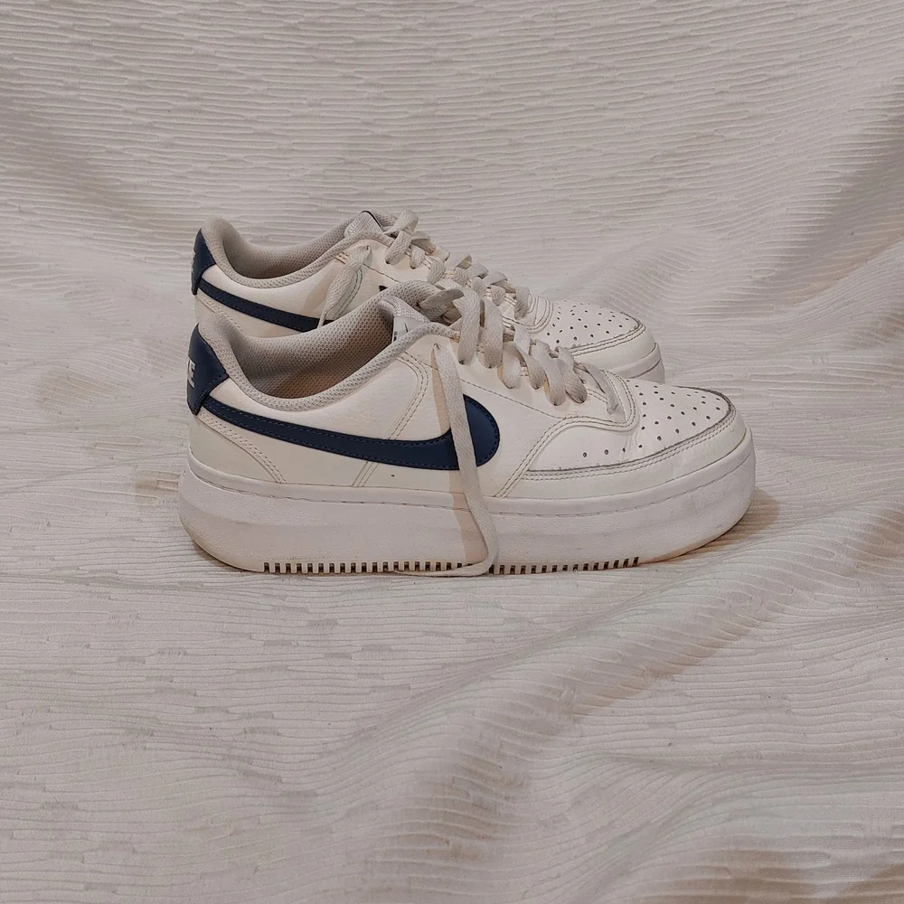 Nike Women's Sneakers in Cream and Navy - Picture 4 of 16